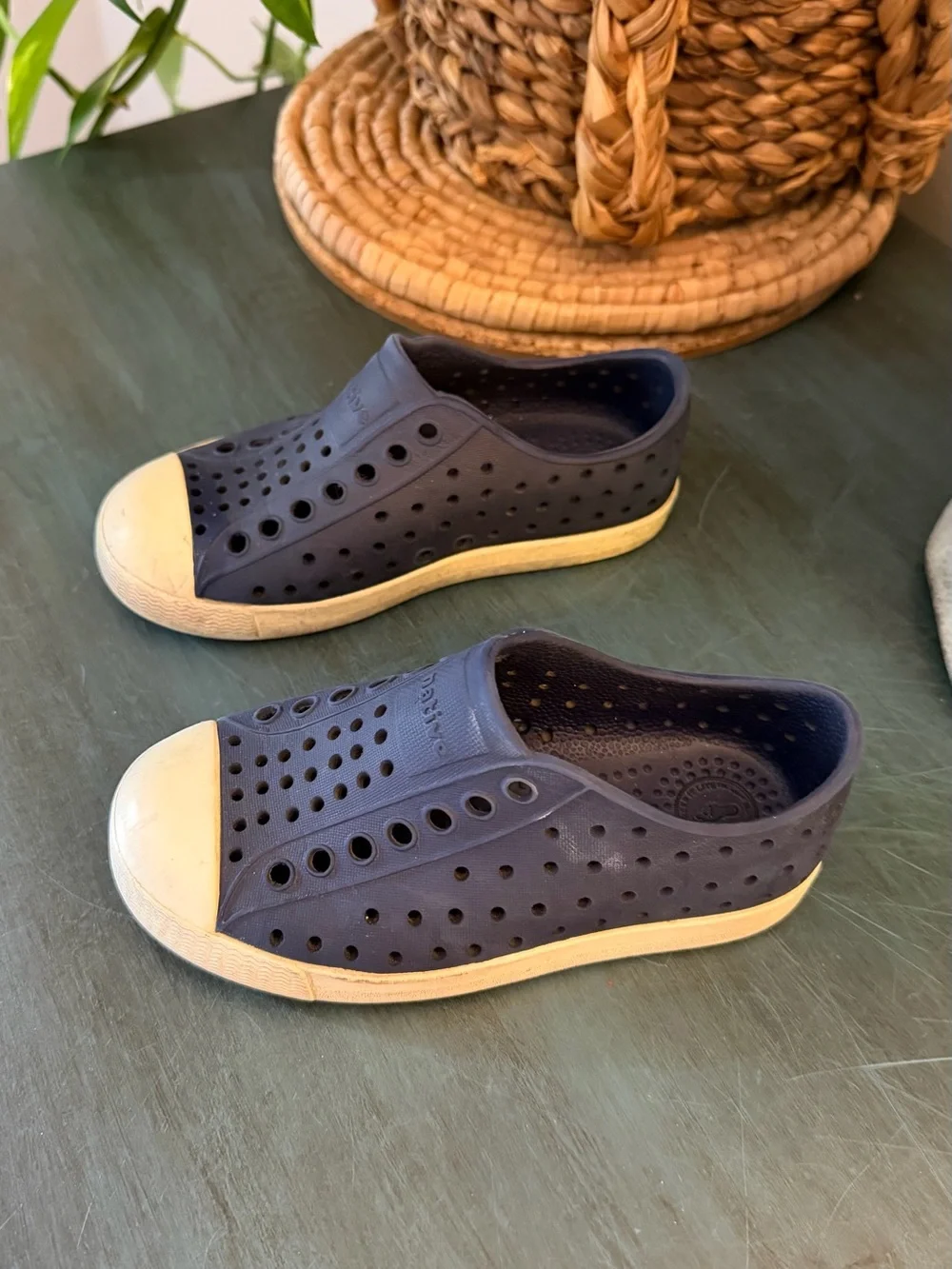 Native kids navy shoes. C9 In play condition.